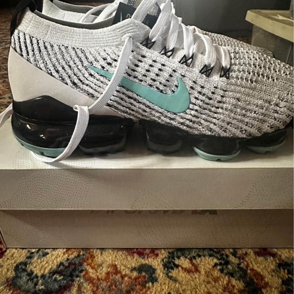 Nike - Picture 3 of 3
